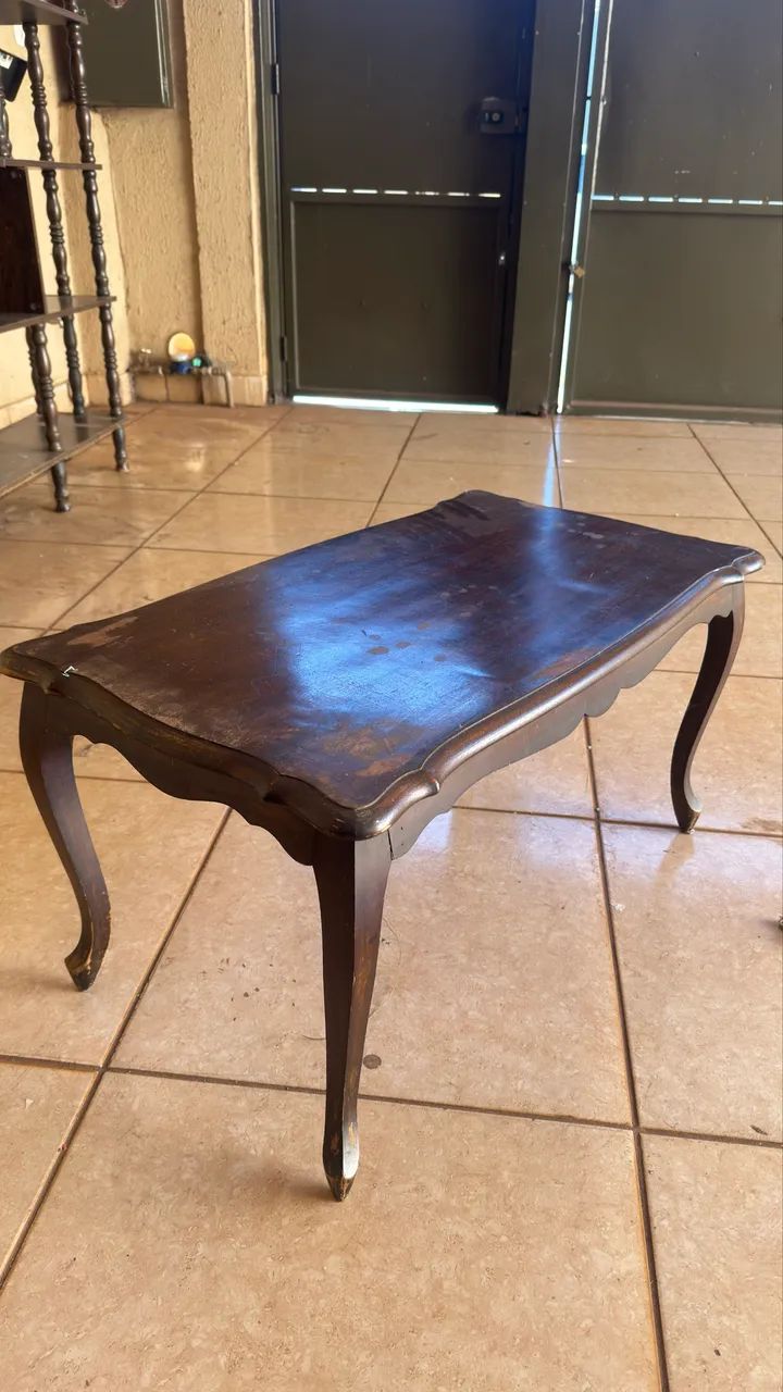 Mesa de centro antiga em madeira 