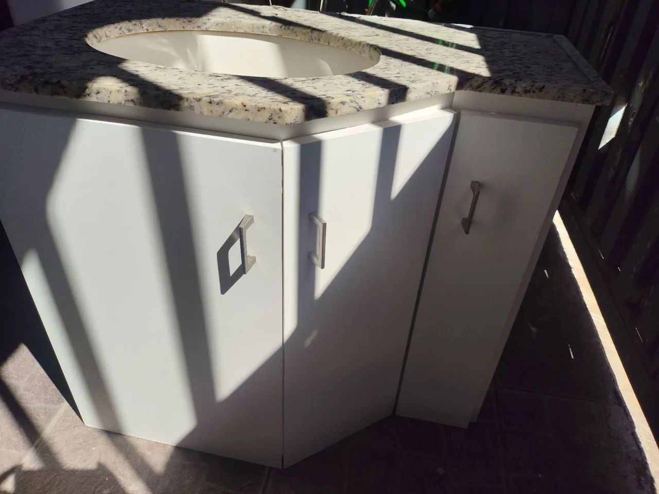 Armário em MDF com pedra de mármore 