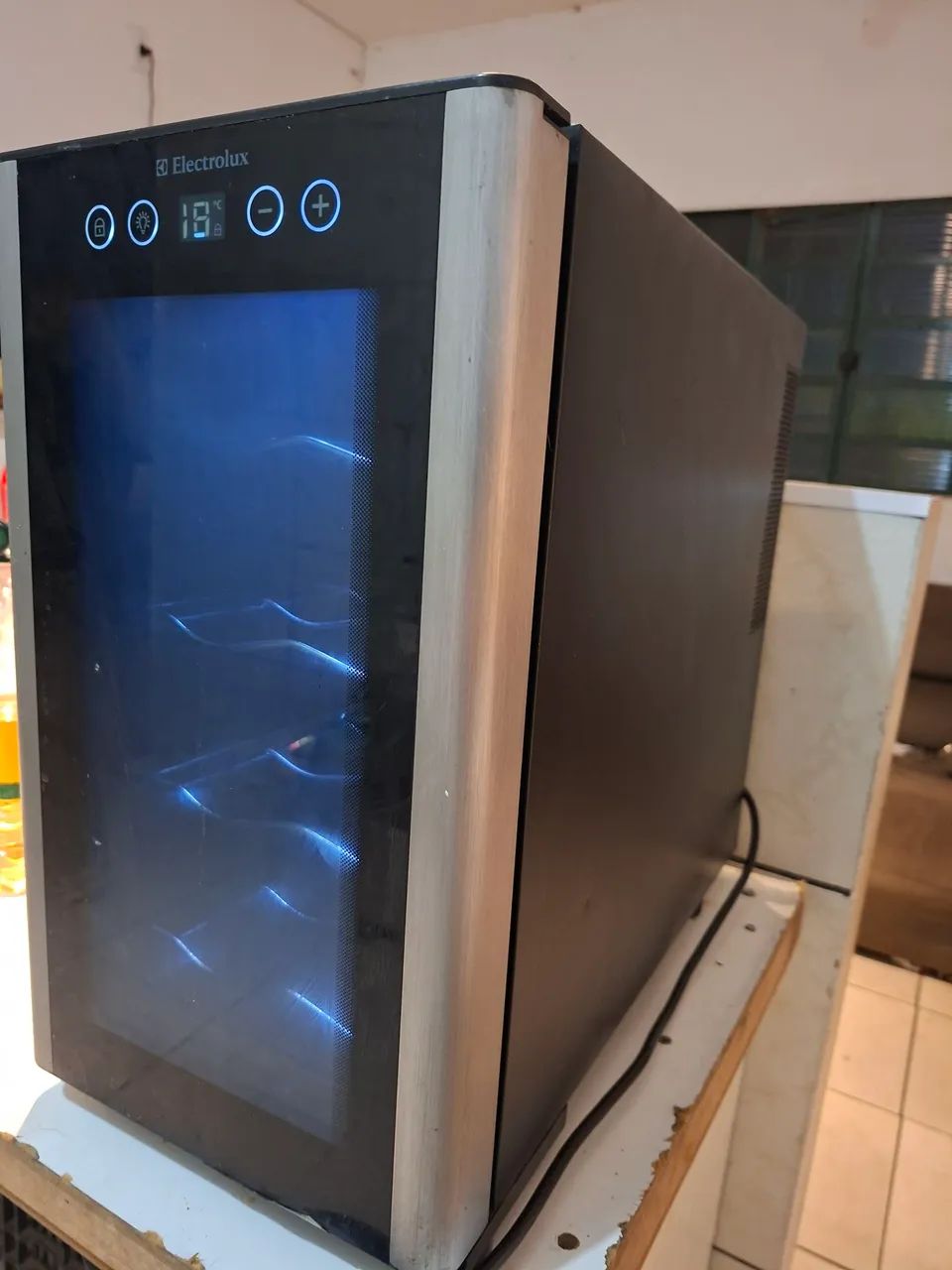 ADEGA CLIMATIZADA ELECTROLUX ACS08 - 8 GARRAFAS - Foto 4