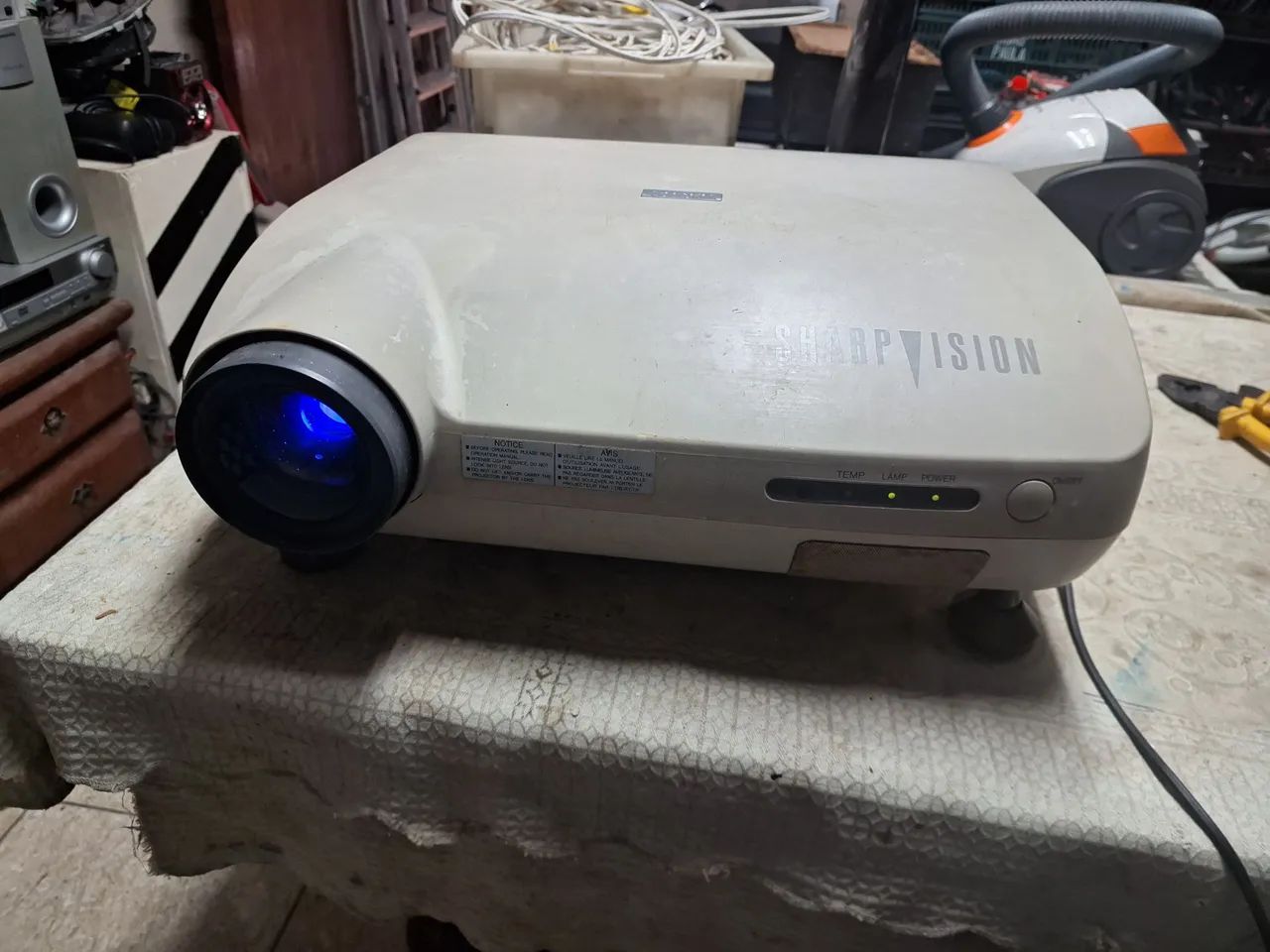 progetor  de imagem  sharp. nao sei se esta funcionando 