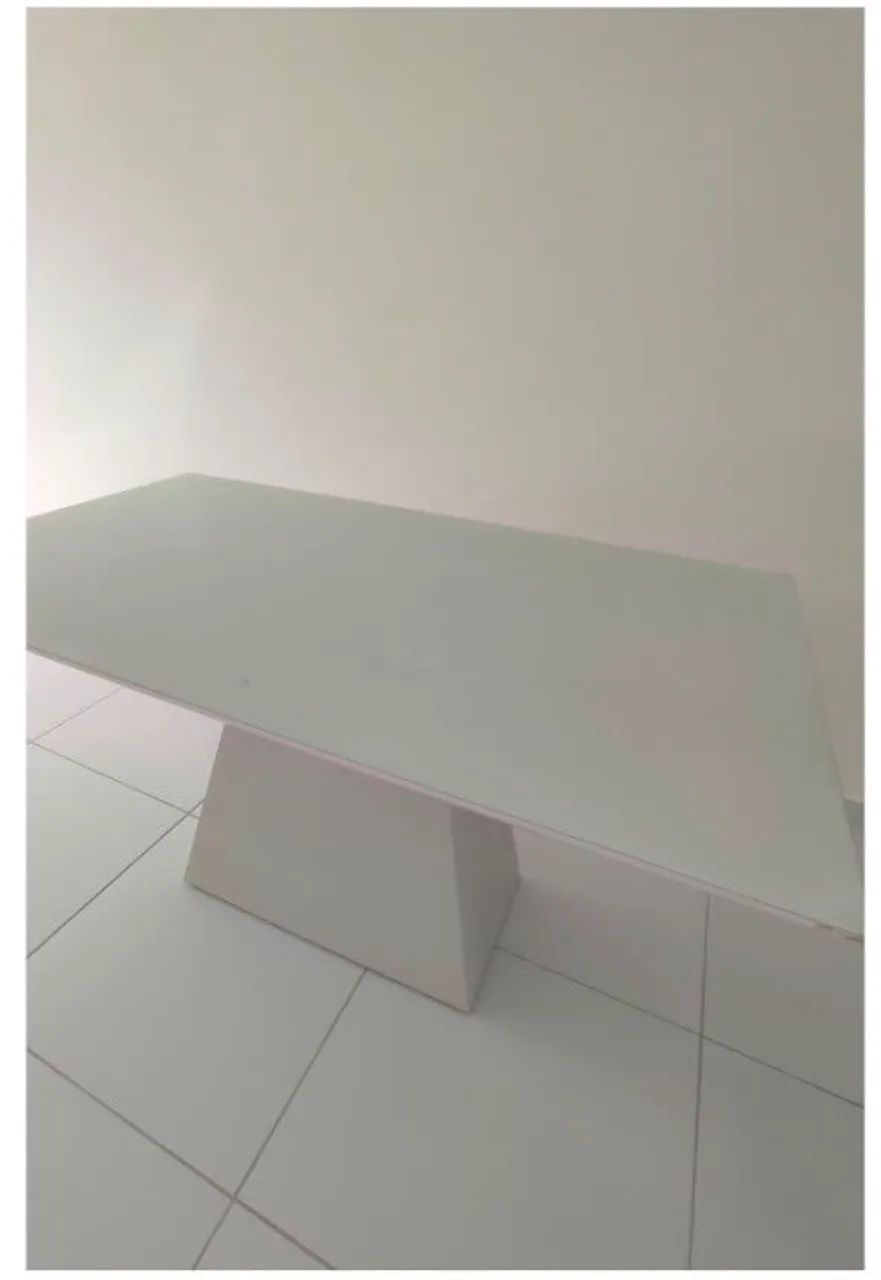Mesa branca com vidro em cima - Foto 2