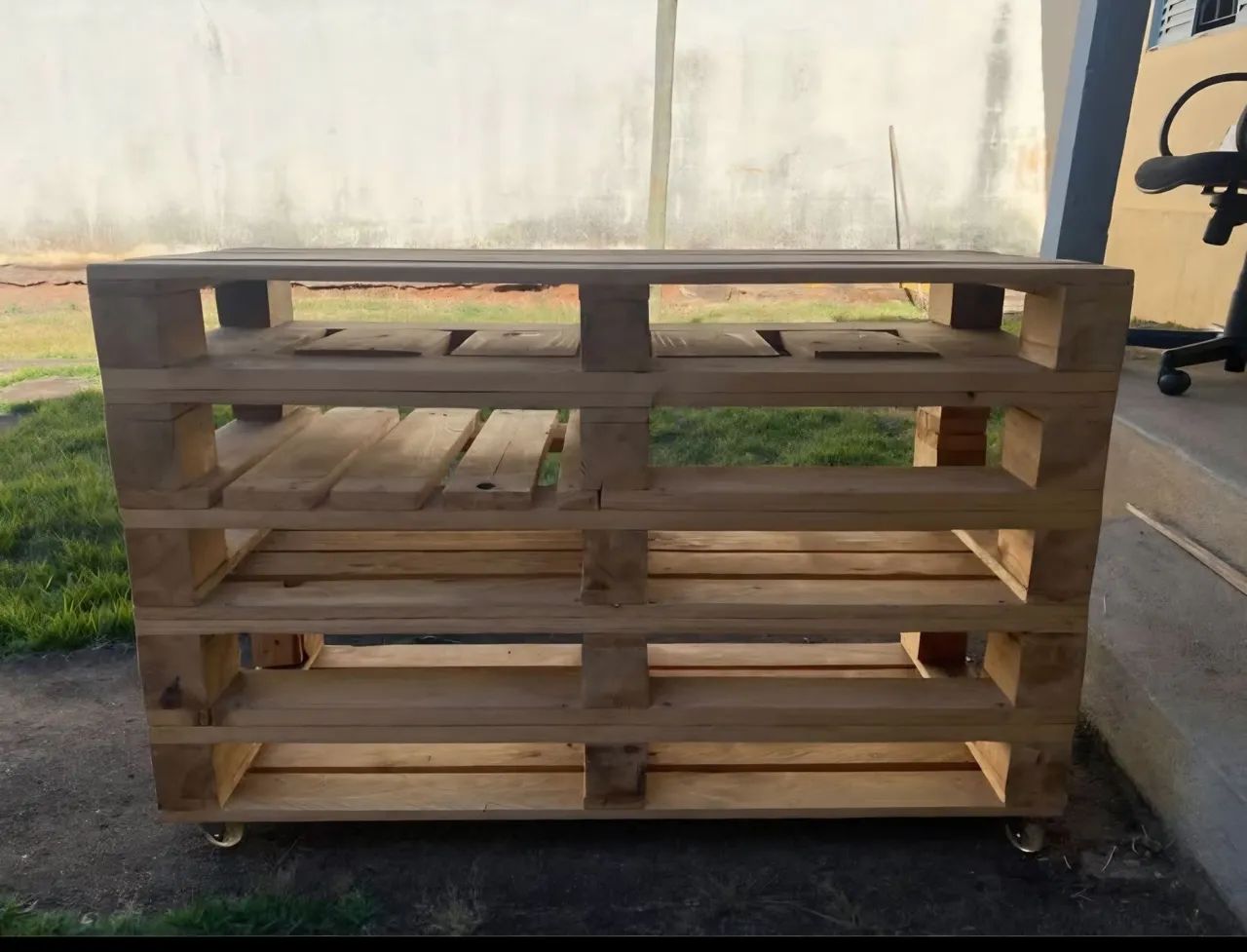 Rack feito de pallet com rodas - Foto 2
