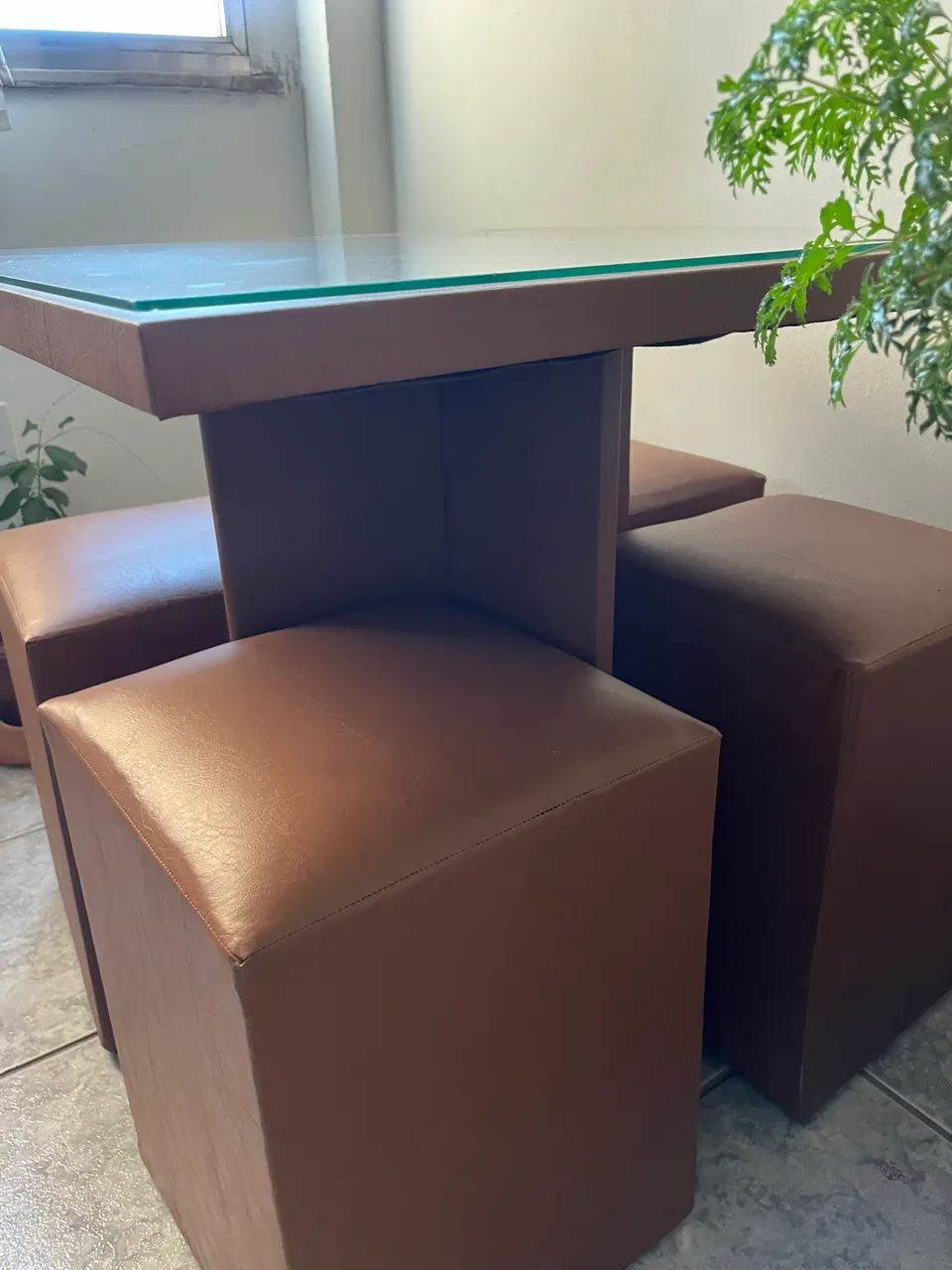 Mesa quadrada com vidro e 4 puffs - Foto 3