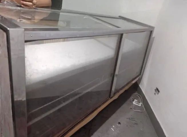 balcão expositor inox gelando perfeitamente 