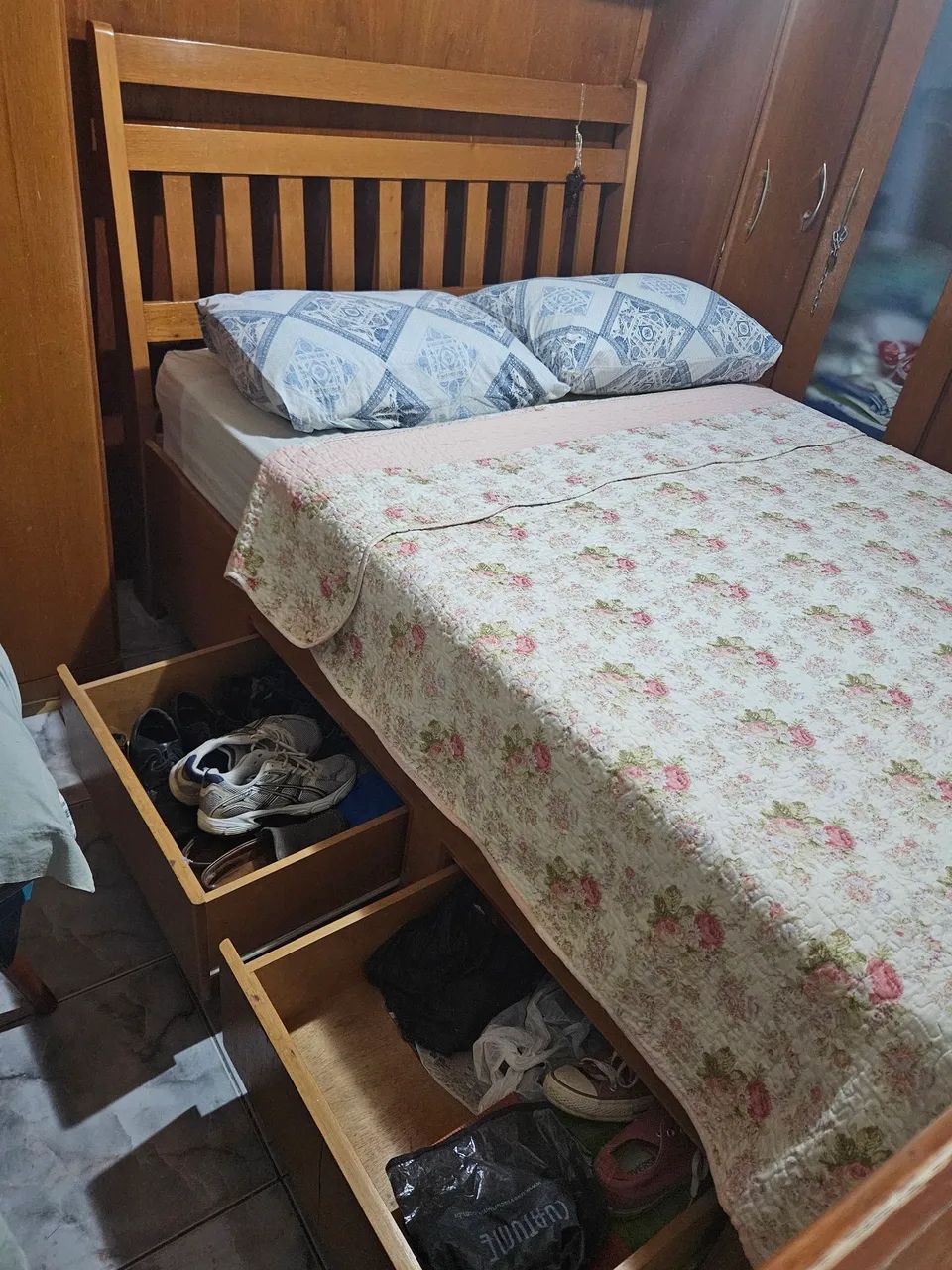 Cama de casal em madeira maciça com gavetões - Foto 2