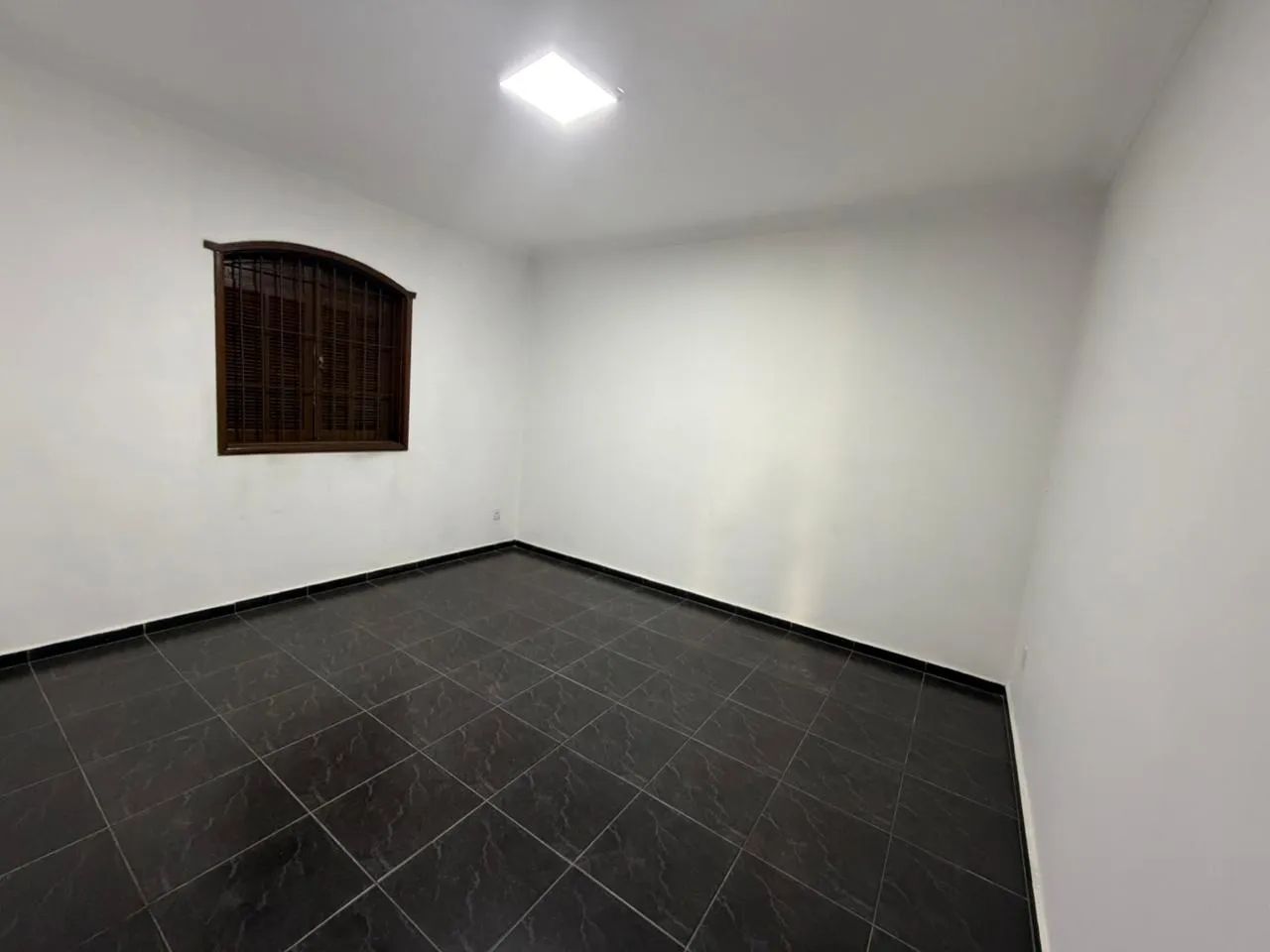 CASA COMERCIAL AMPLA E BEM LOCALIZADA COM VAGA - Foto 5
