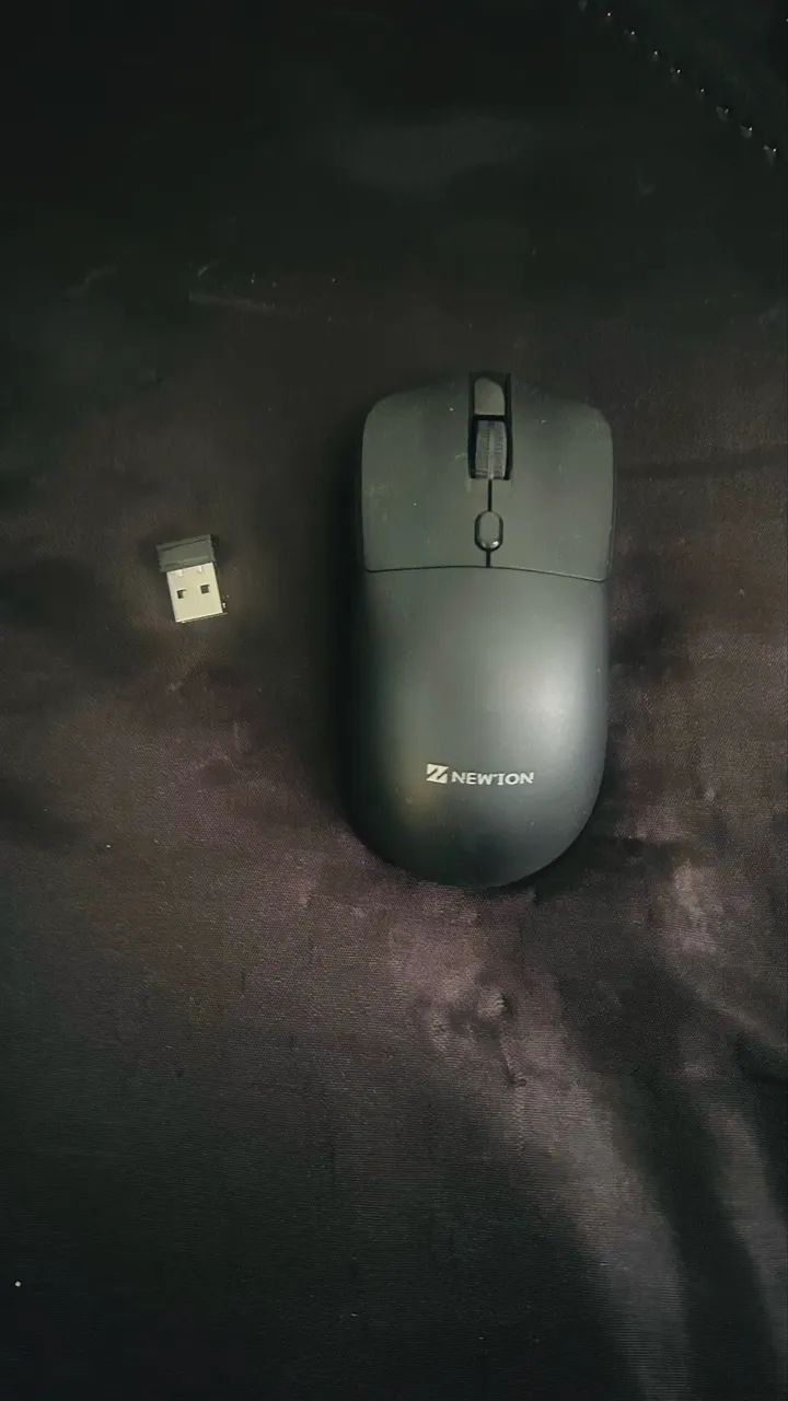 Mause sem fio com receptor USB (dongle), funcionando perfeitamente.