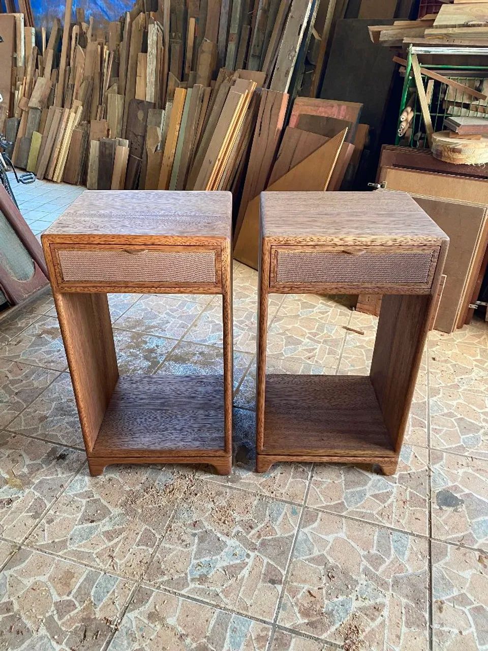 Mesa de cabeceira maciça autoral - Foto 2