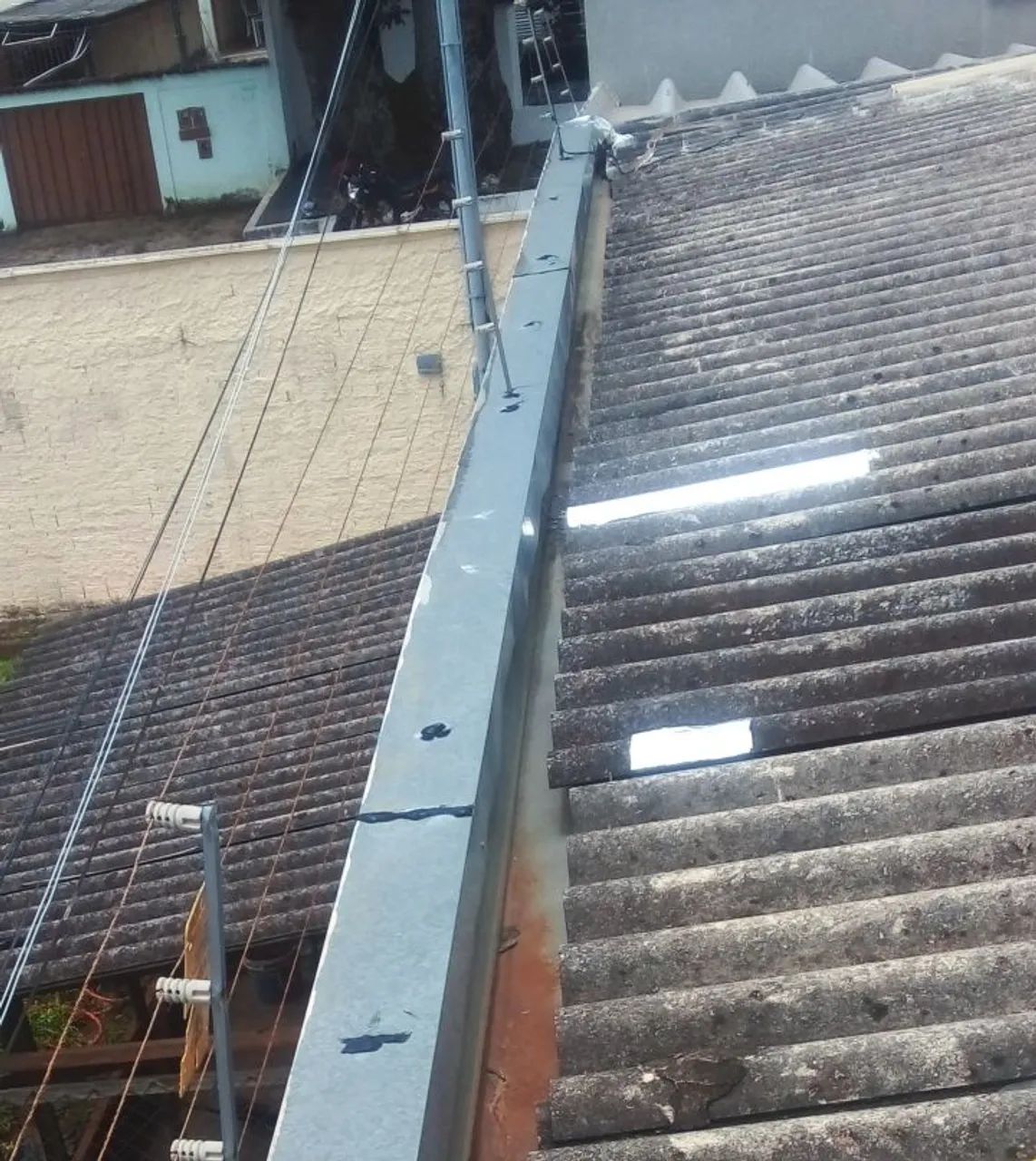 Calhas e telhados com vazamentos e goteiras