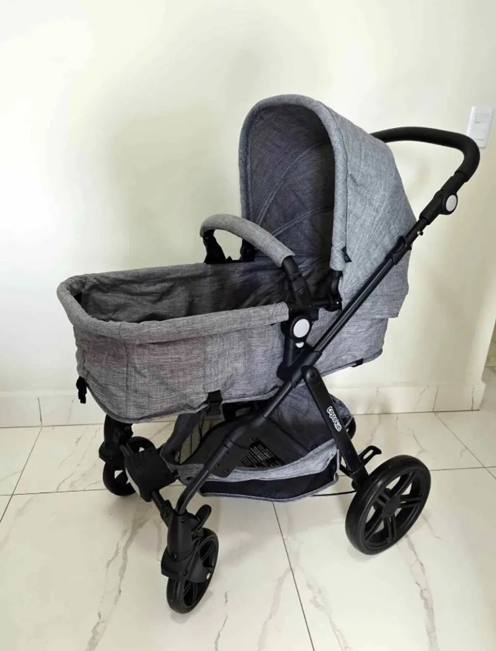 Carrinho Moisés + bebê conforto 