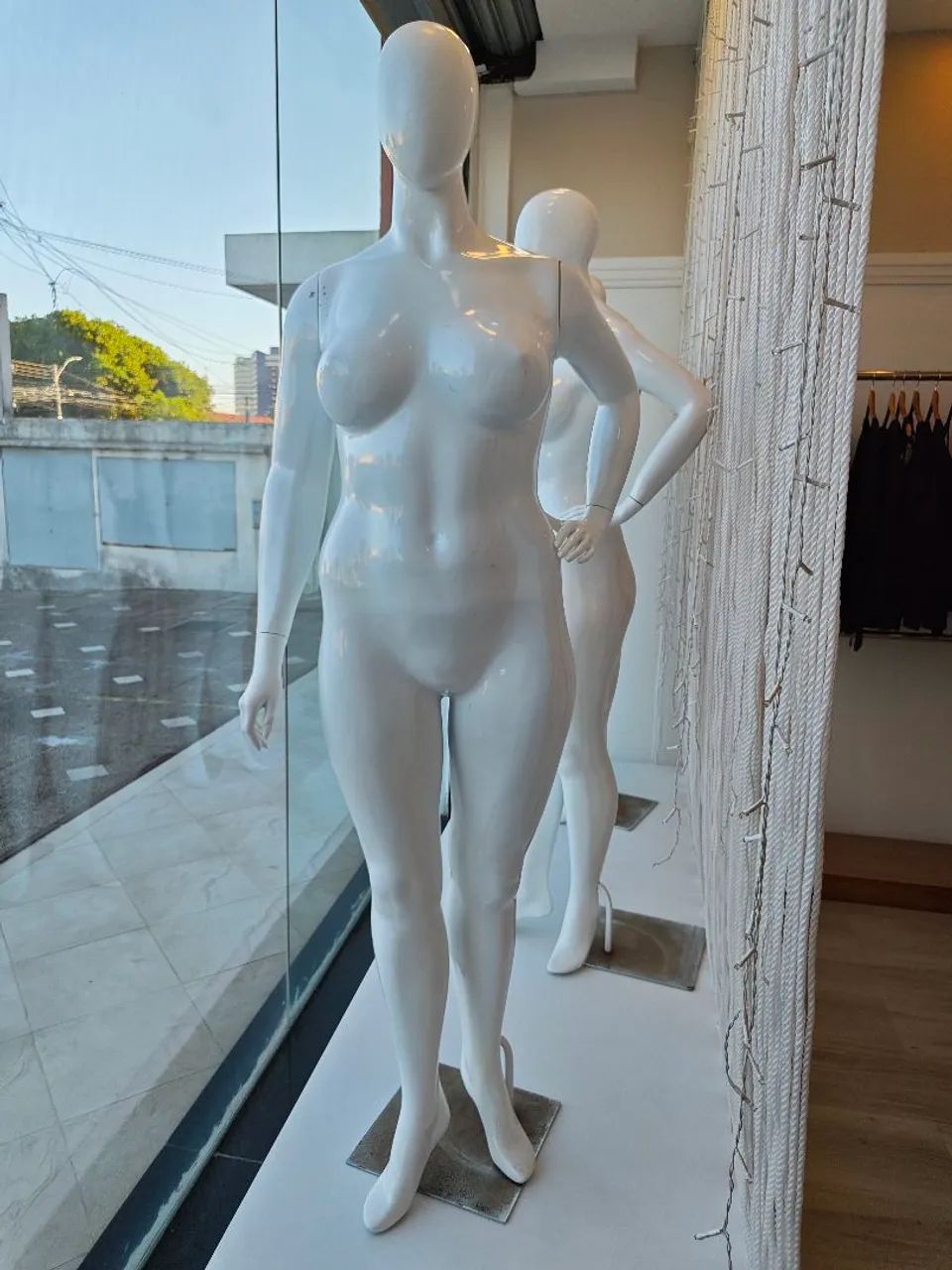 Manequim plus size em fibra