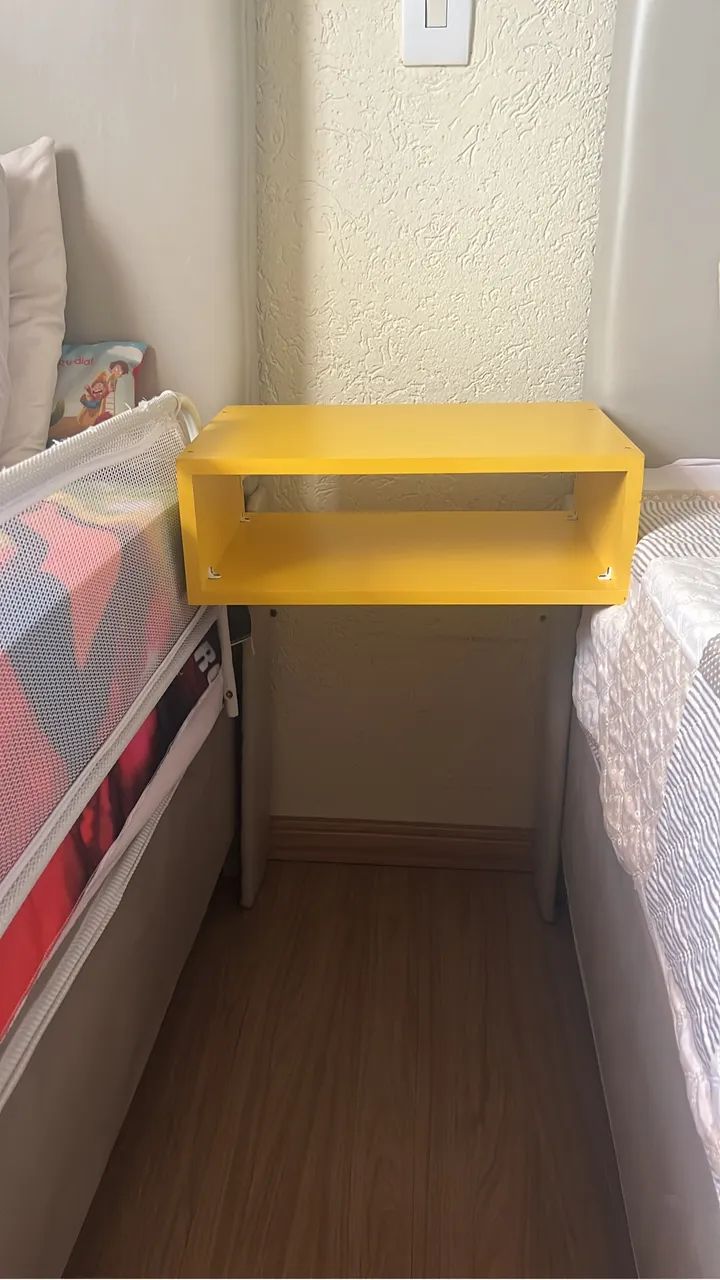 Nicho suspenso amarelo