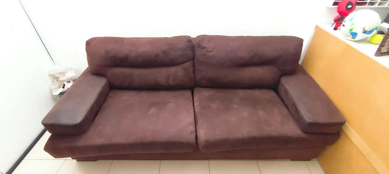 Sofá 2 Lugares Grande em Suede Marrom - Confortável e Conservado