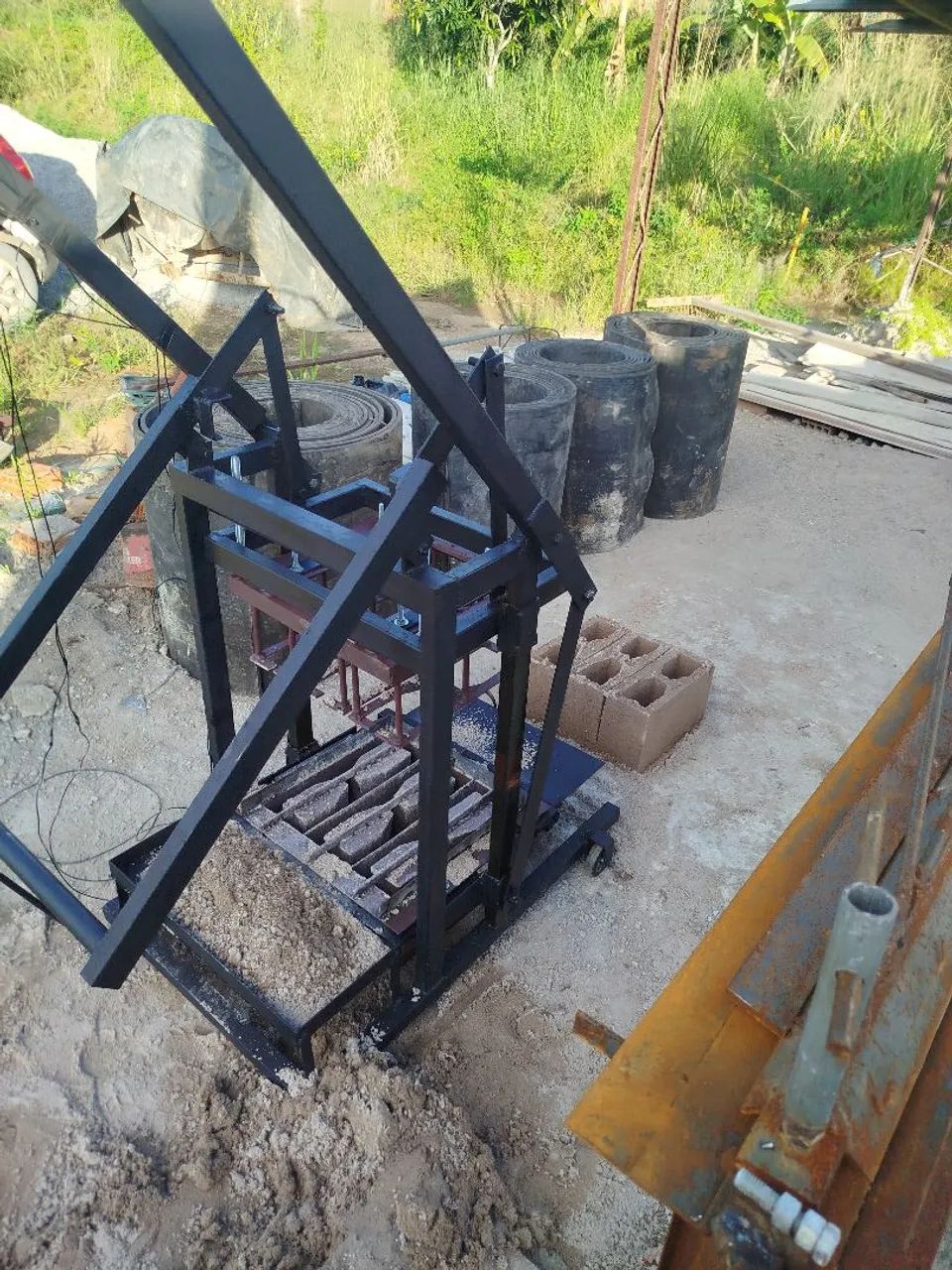 Máquina poedeira de blocos de concreto 