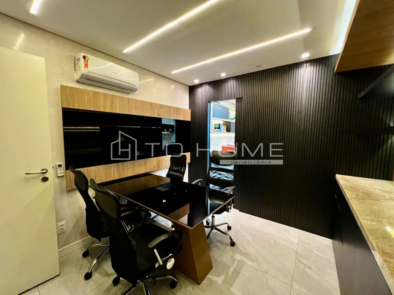 SALA COMERCIAL A VENDA NO CAMBEBA PORTEIRA FECHADA COM 26M TODA MOBILIADA - Foto 2