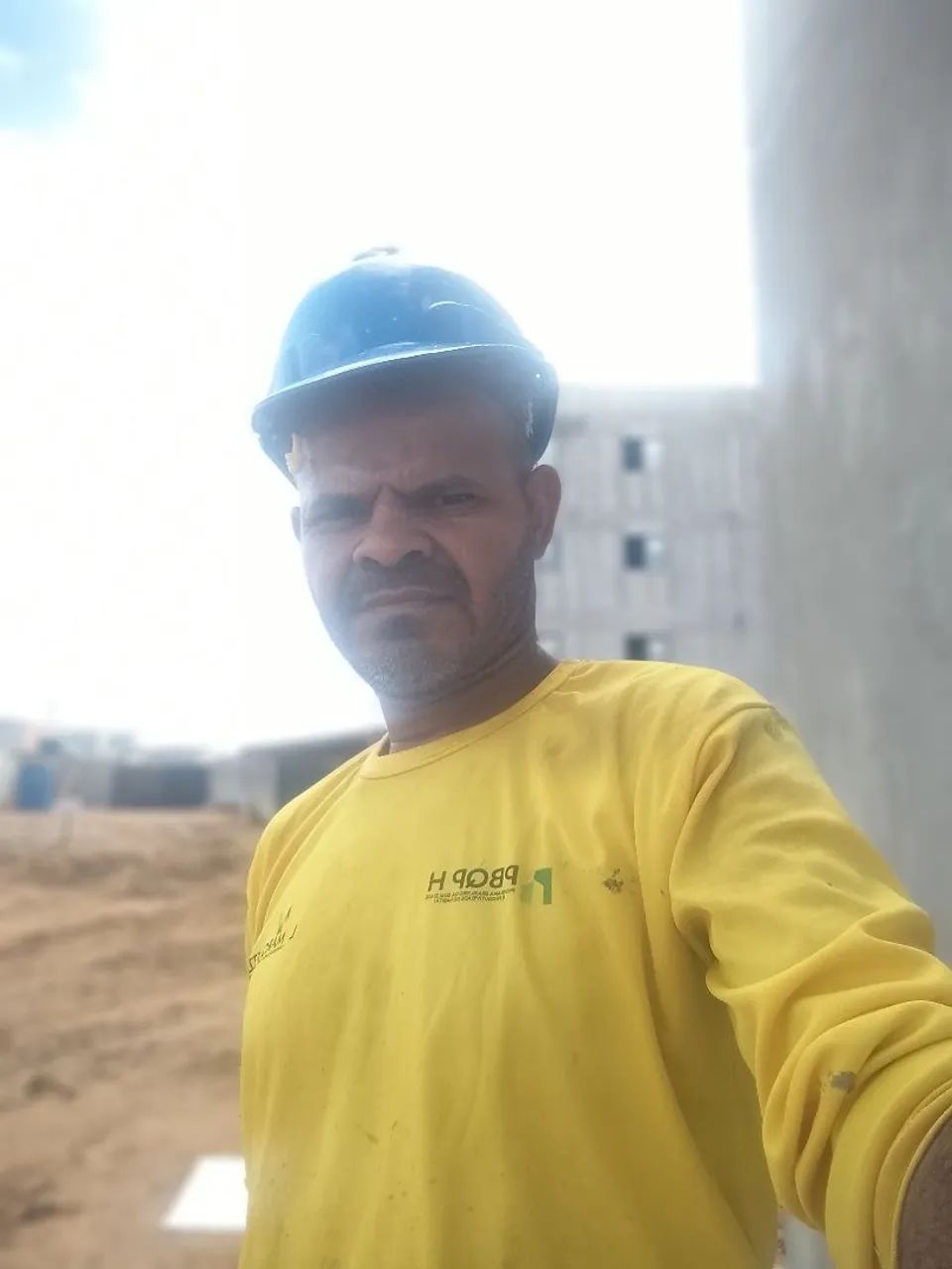 Sou pedreiro e carpinteiro 