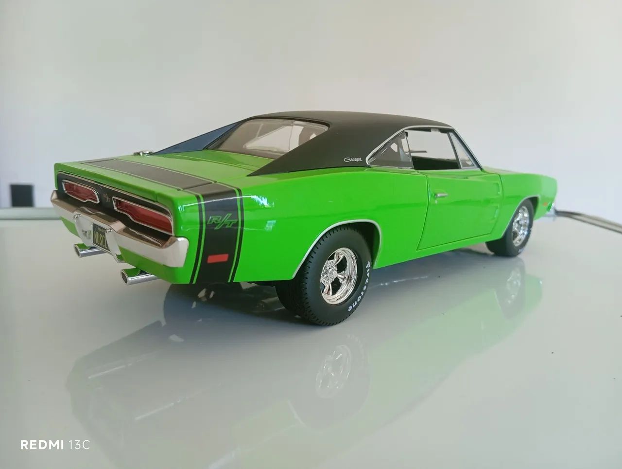 Top Miniatura Dodge Charger R/T 1969 - Maisto Design - escala 1/18