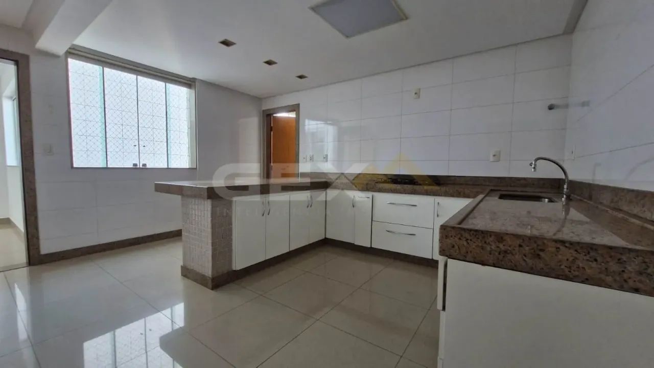 Apartamento à venda no Centro, 3 quartos, 1 suíte e 2 vagas.
