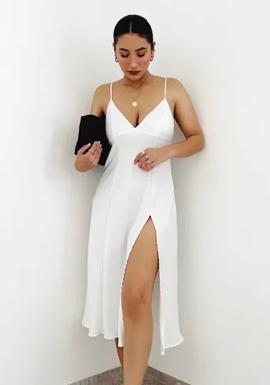 Vestido longo branco com fenda lateral
