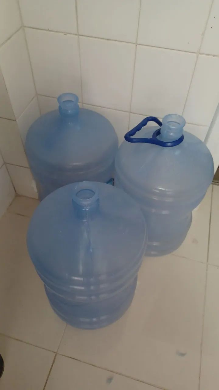 Três bombonas de água de 20L