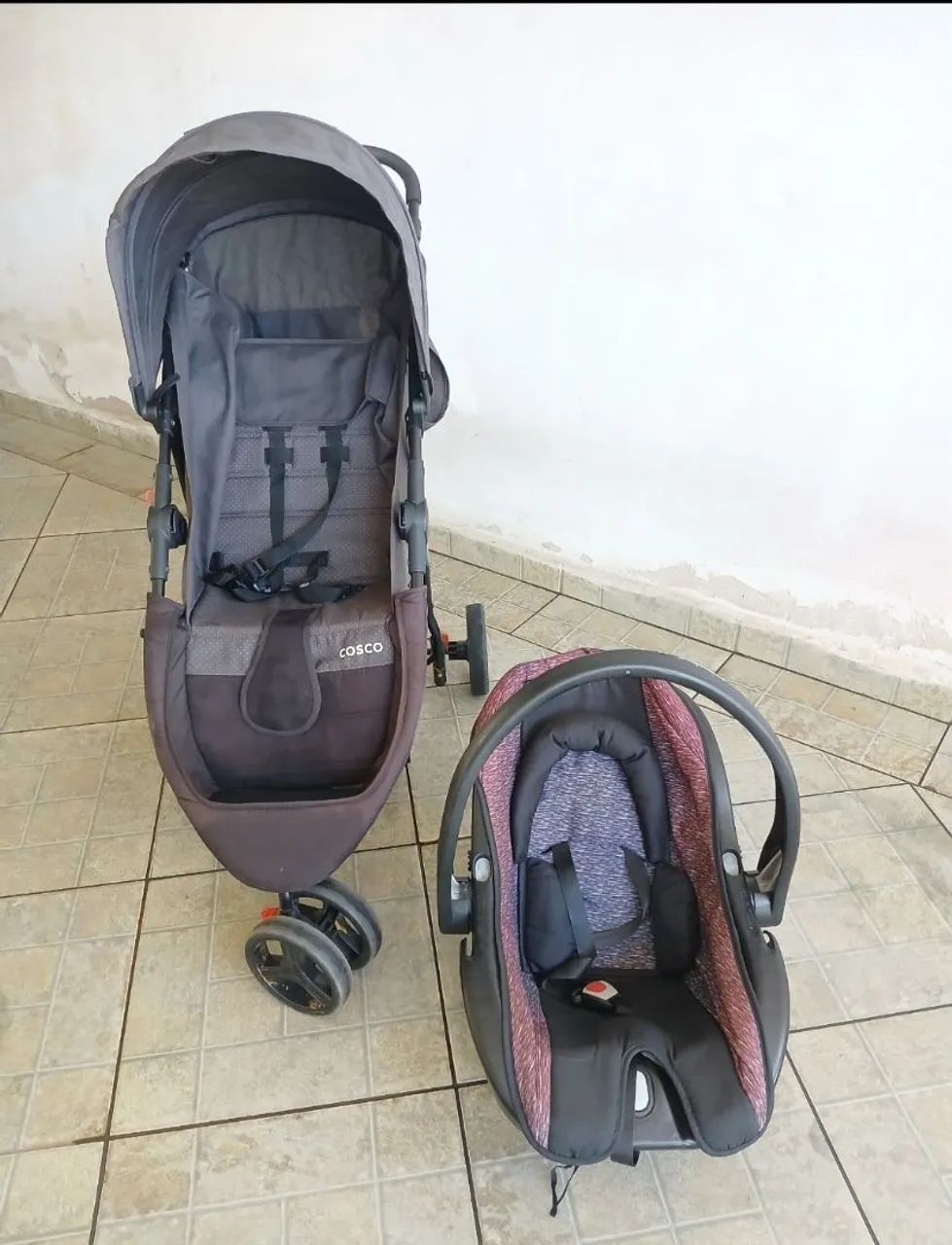 Carrinho de bebê e bebê conforto