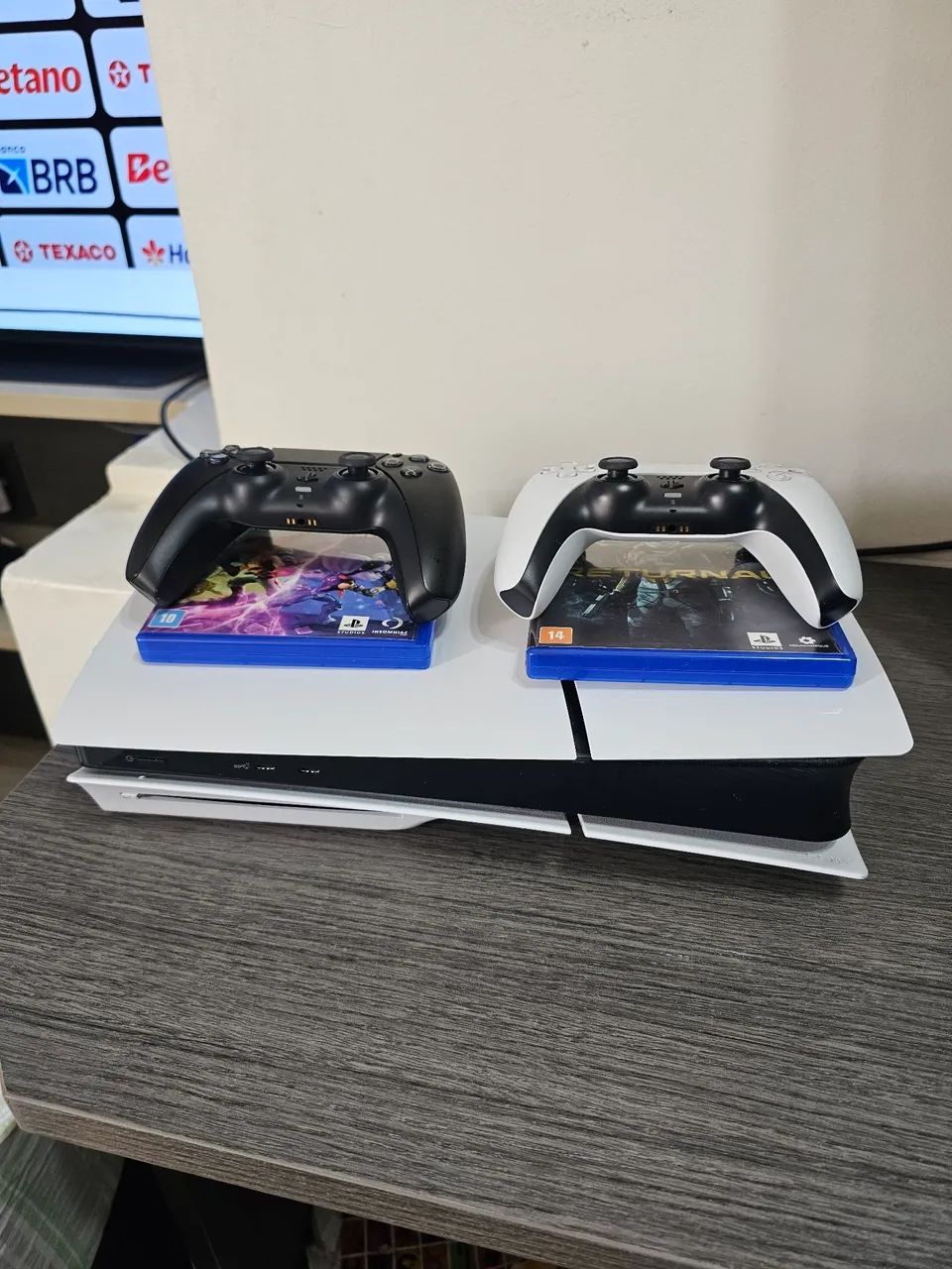 PS5 mídia física 1TB + 2 controles + 2 jogos - Foto 6