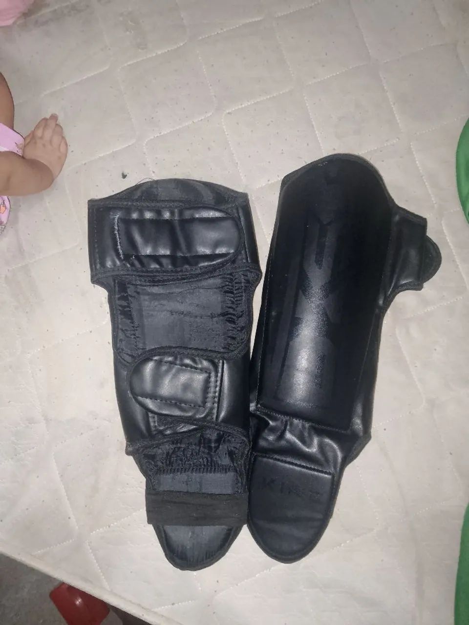 Luva de boxing 16 OZ e caneleira BKS pra vender rápido  - Foto 3