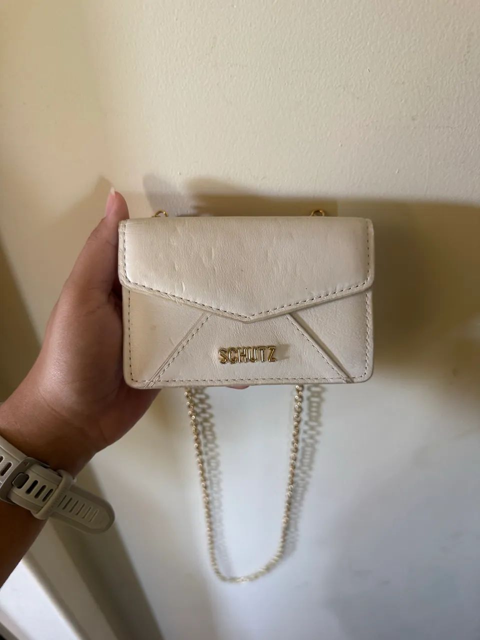Bolsa Schutz Mini Envelope Off White com Corrente Dourada - Foto 4