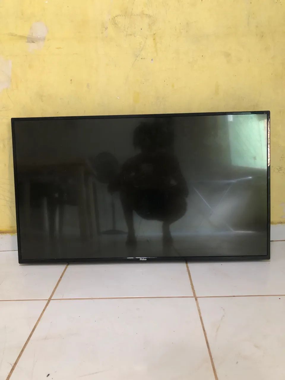 Vendo Tv de 43 POLEGADAS COM Pequeno DEFEITO  - Foto 2