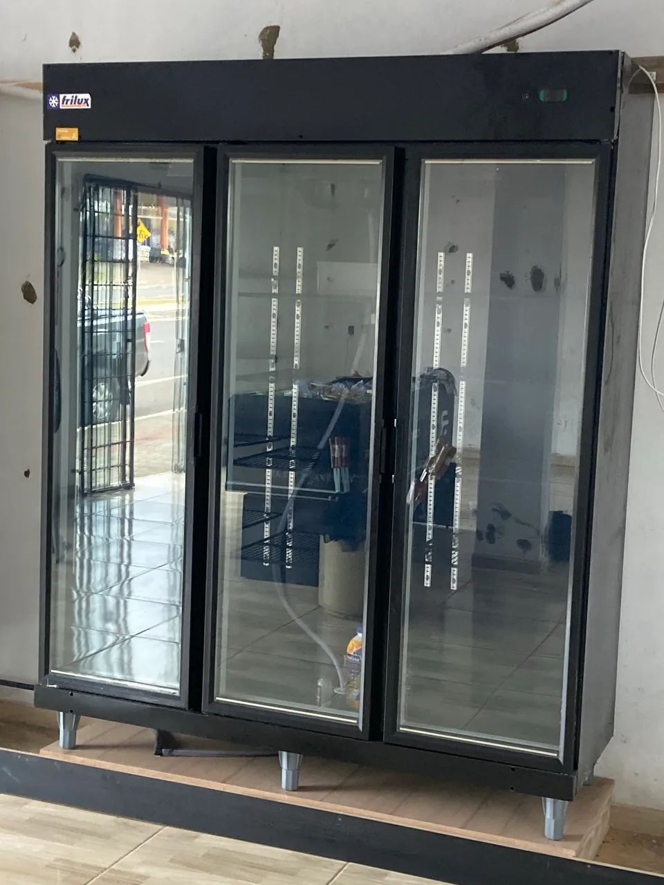 Expositor vertical 3 portas Frilux 220V - Geladeiras e Freezers