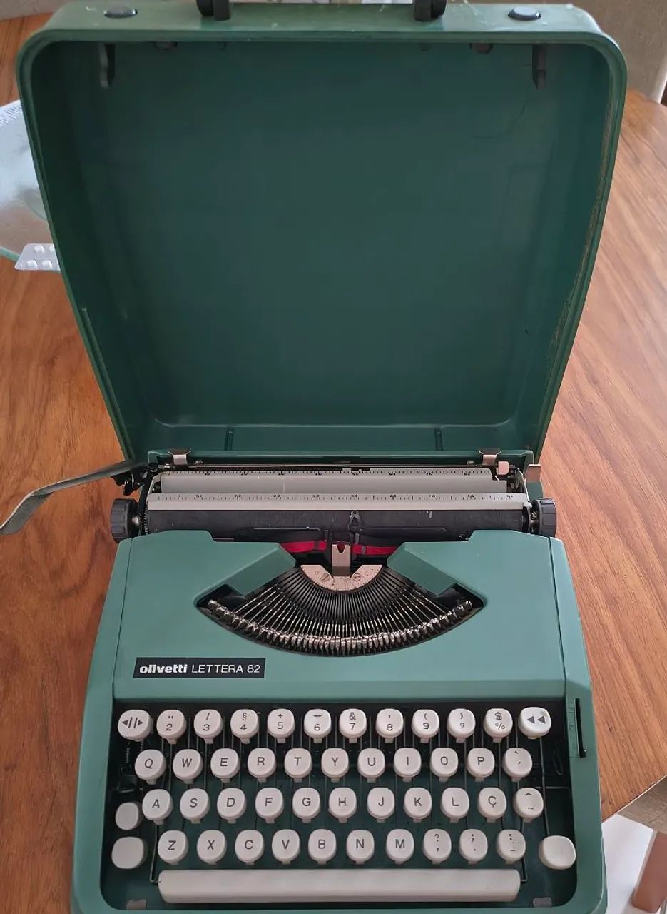 Máquina de escrever Olivetti 82