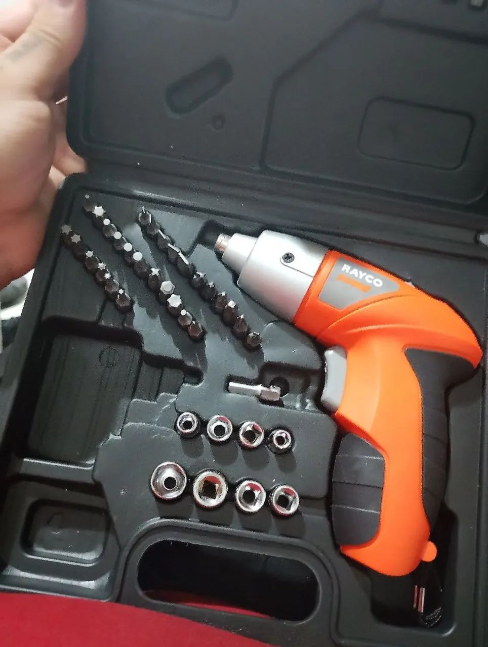 Parafusadeira elétrica com maleta e acessórios completos ?