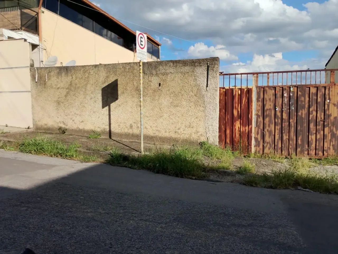 Lote a venda com 360m² próximo da Drogaria Araújo no Bairro Vila Paris, com fácil acesso a - Foto 3
