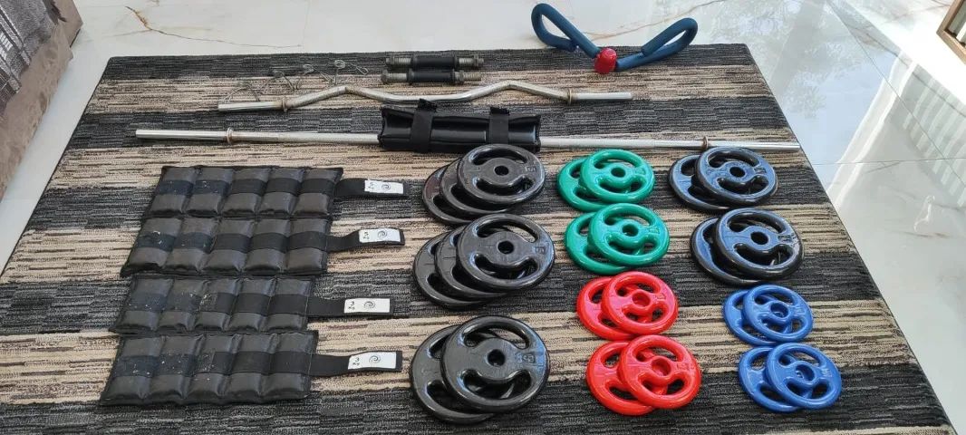 Kit de barras, anilhas e caneleiras para musculação - Foto 3