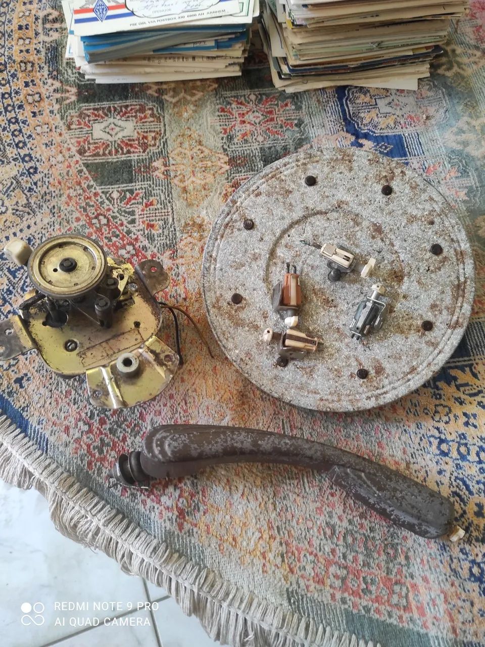 Peças  de um antigo toca discos ::