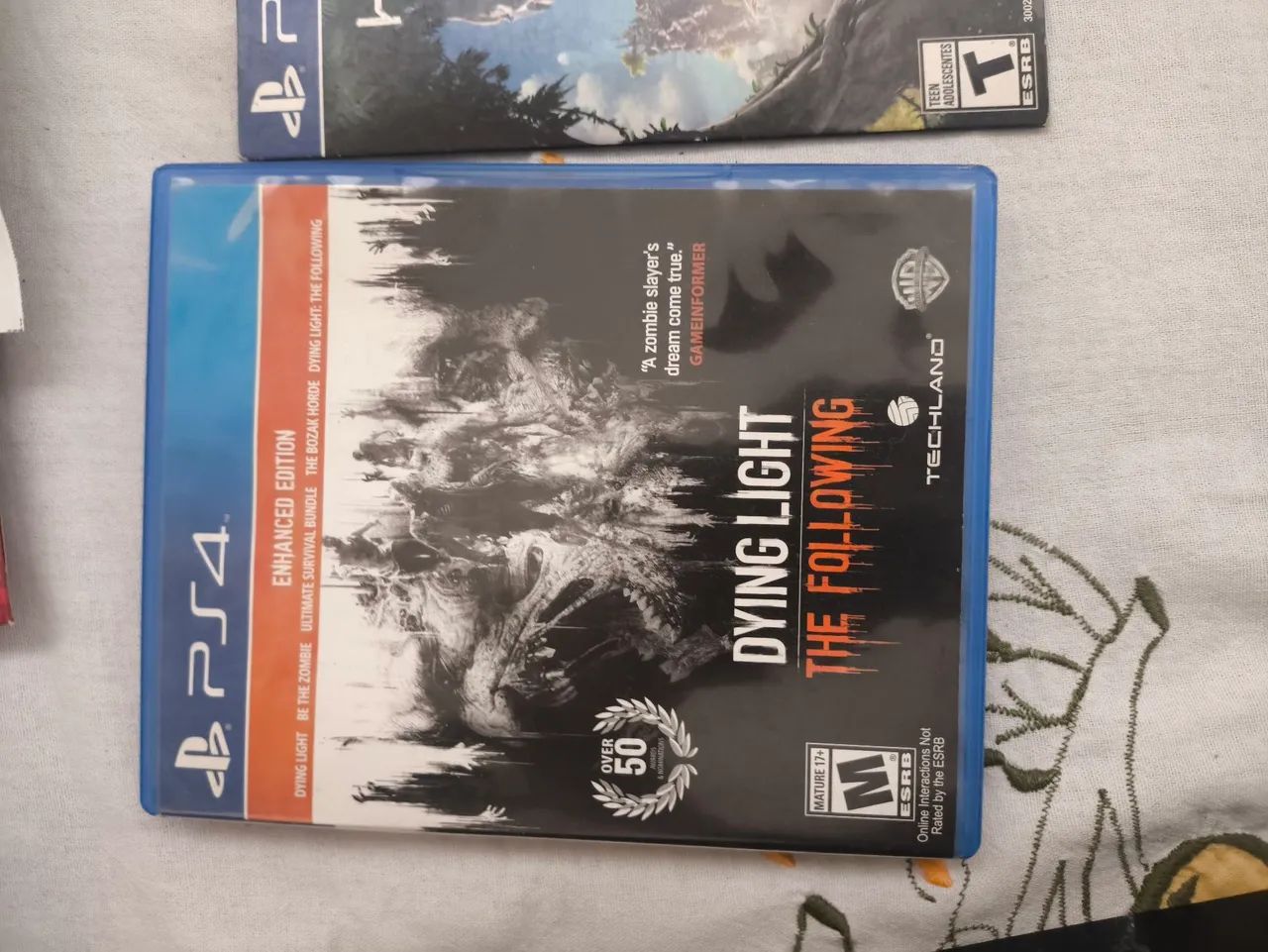 Ps4 + 2 controles e 5 jogos - Foto 3