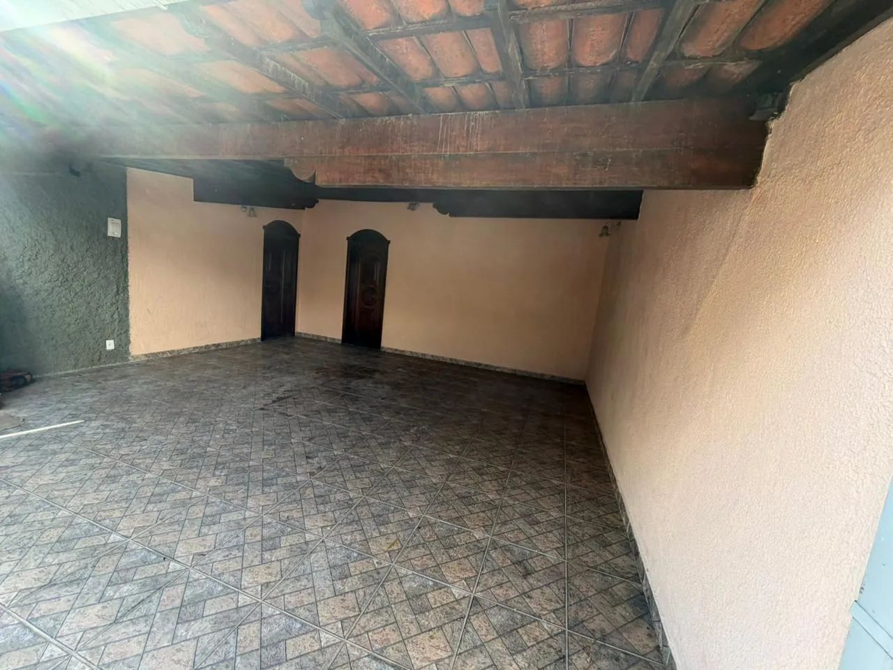 CASA COMERCIAL AMPLA E BEM LOCALIZADA COM VAGA - Foto 4