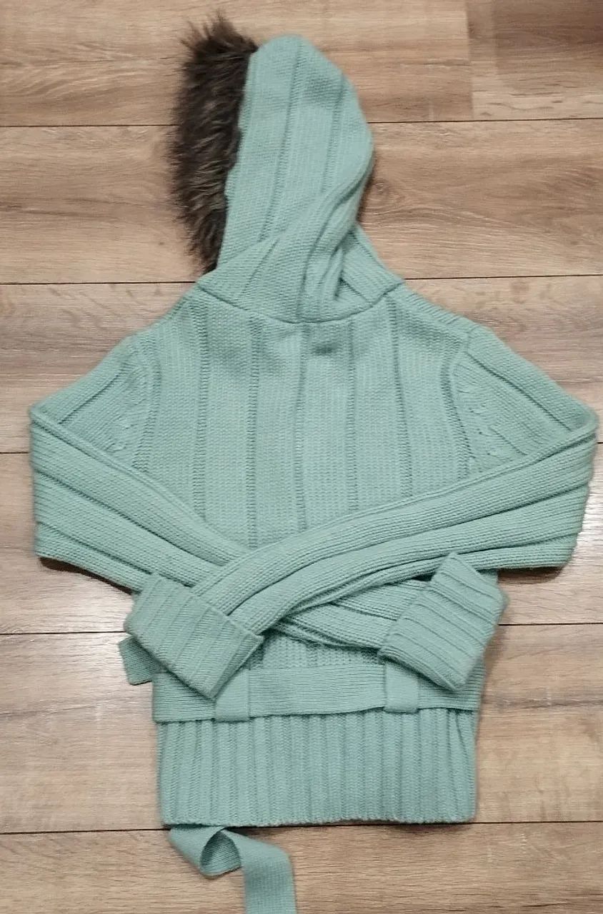 Blusa com capuz peluciado, zíper e cinto - Foto 2