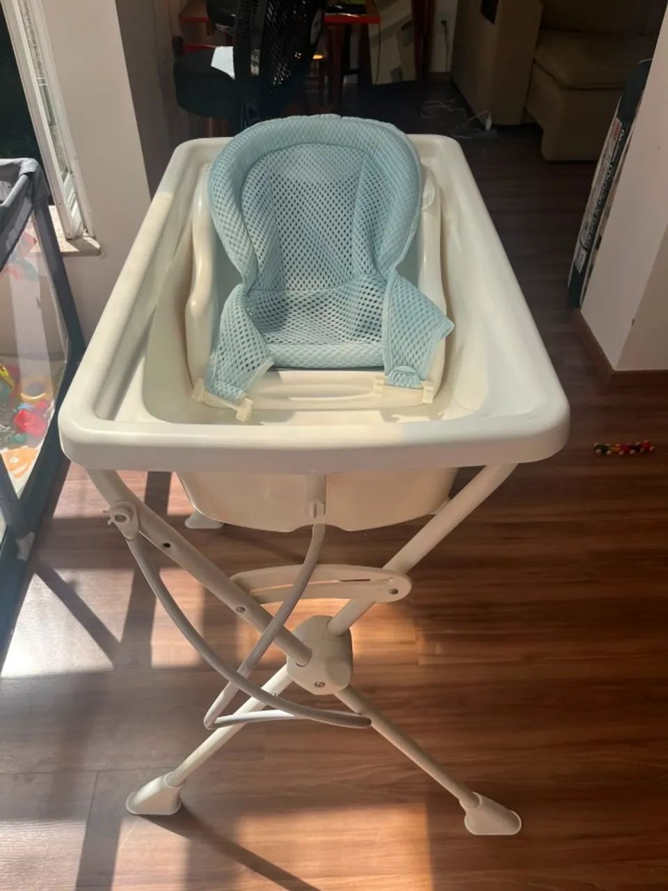 Banheira Burigotto para bebê, com suporte e redutor.