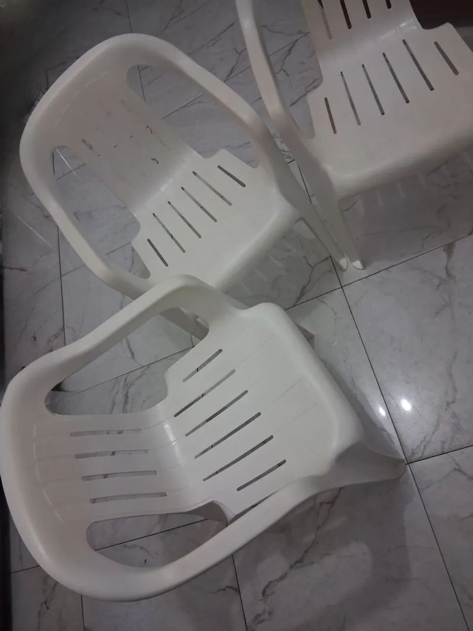 Cadeira plástica branca.(05 unidades) - Foto 2