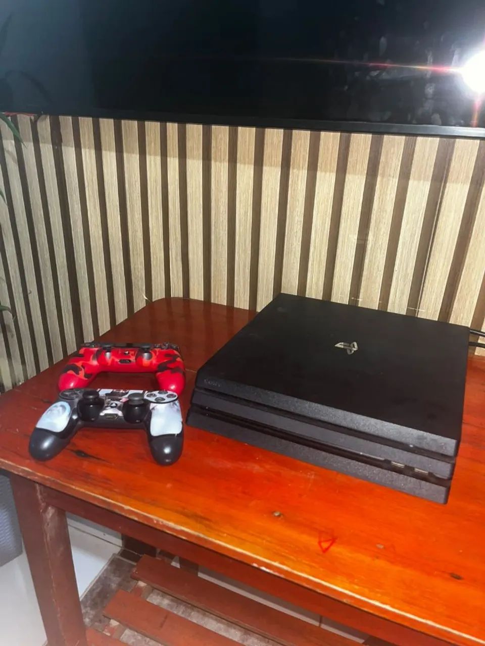 Vendo PS4 PRO 1TB + DOIS CONTROLES  - Foto 2