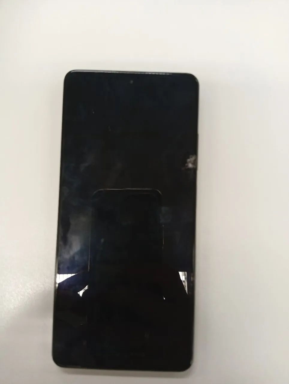 Celular Xiaomi Redmi com a tela quebrada, touch com defeito em parte da tela.