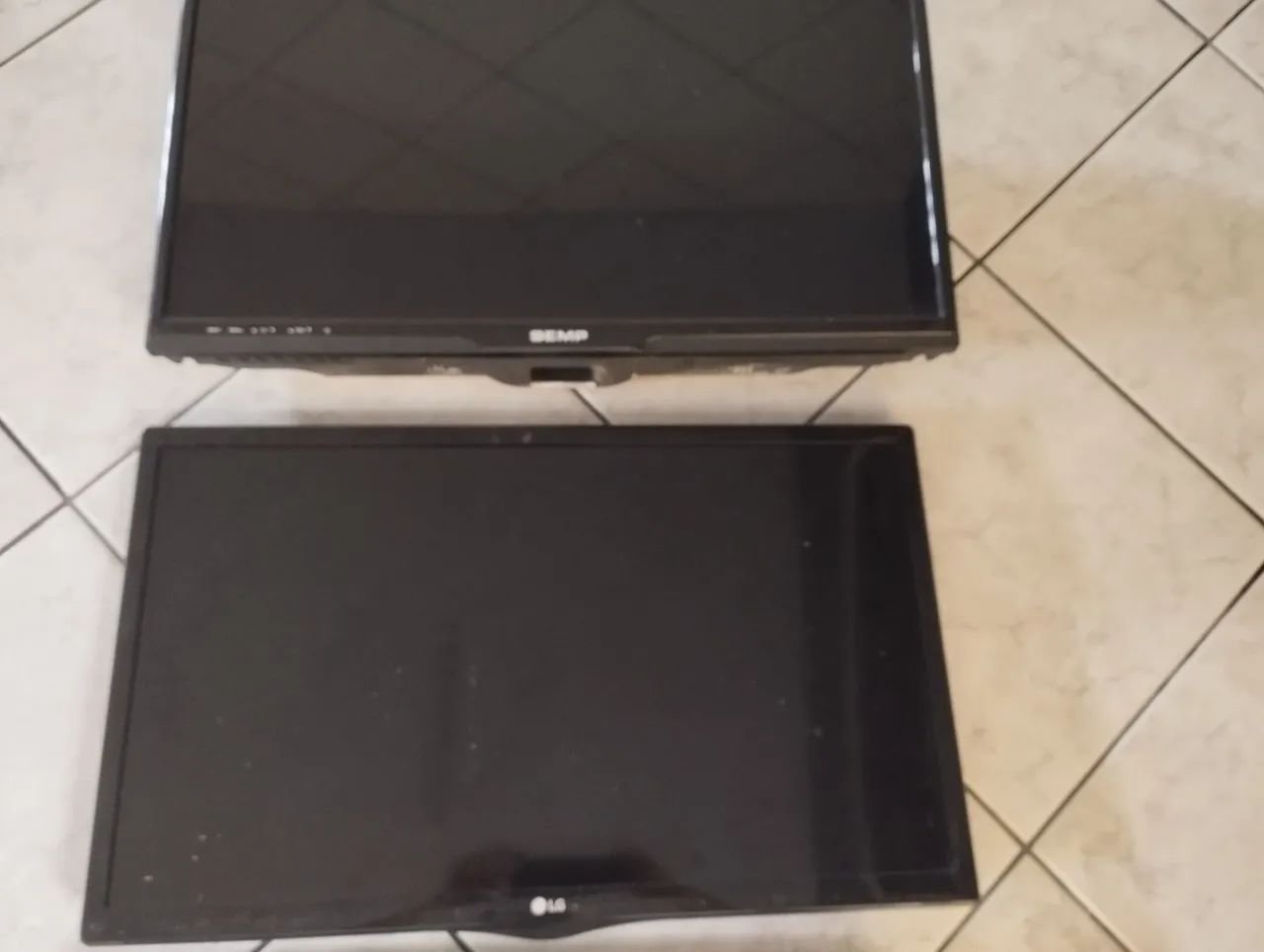 3 Monitor sendo 2 - 24" e 1 - 19"