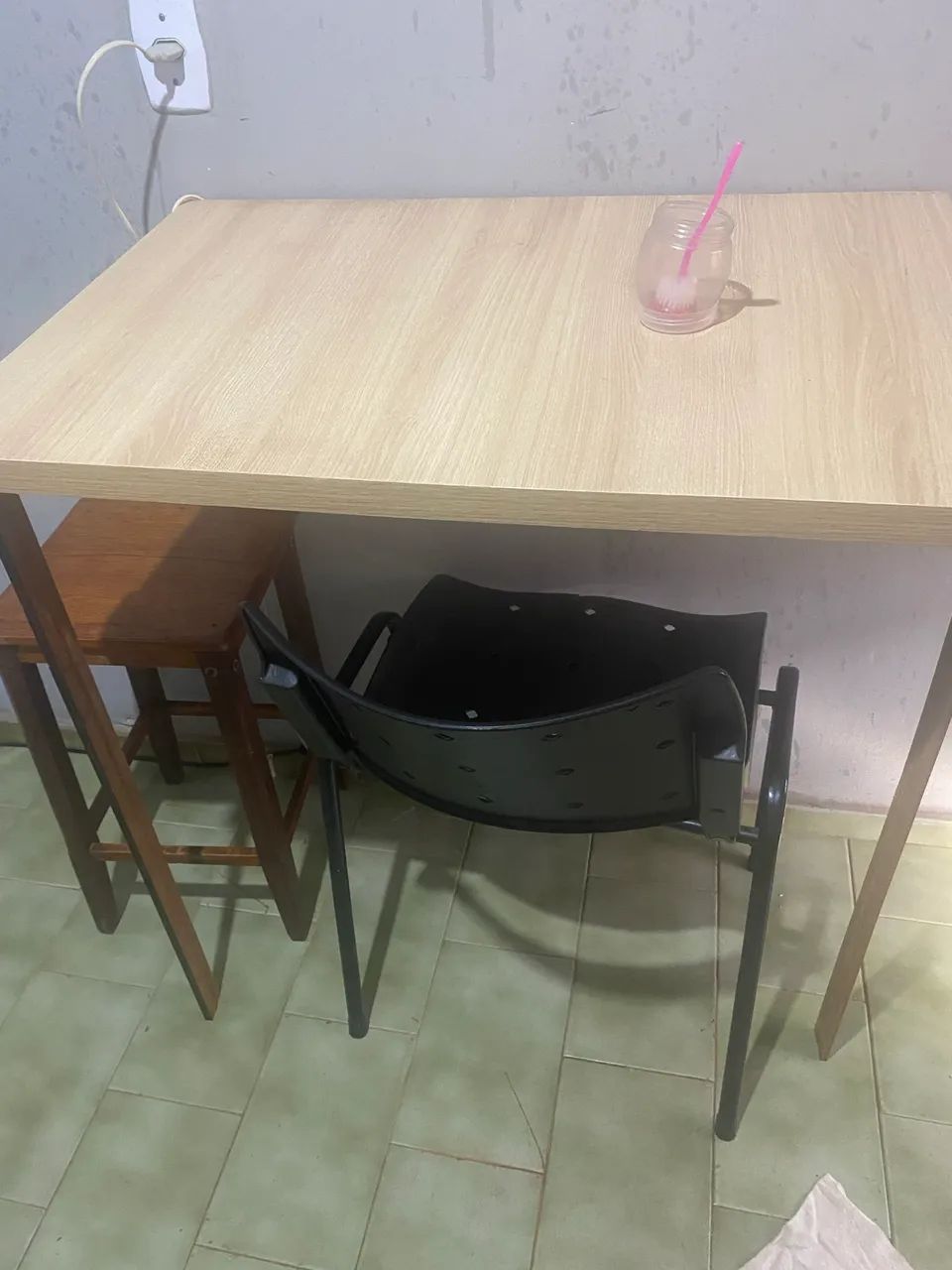 Mesa retrátil , própria para ambientes pequenos 