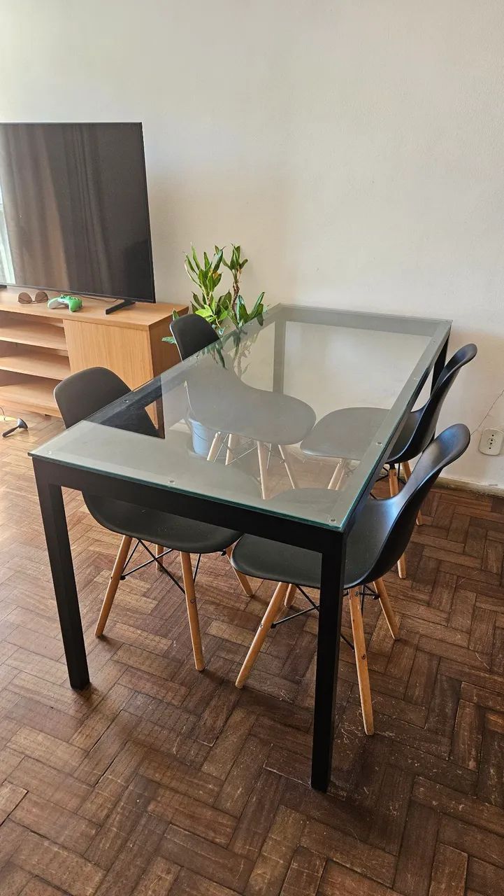 Mesa de ferro com tampo em vidro + 4 cadeiras estilo Eames Eiffel 