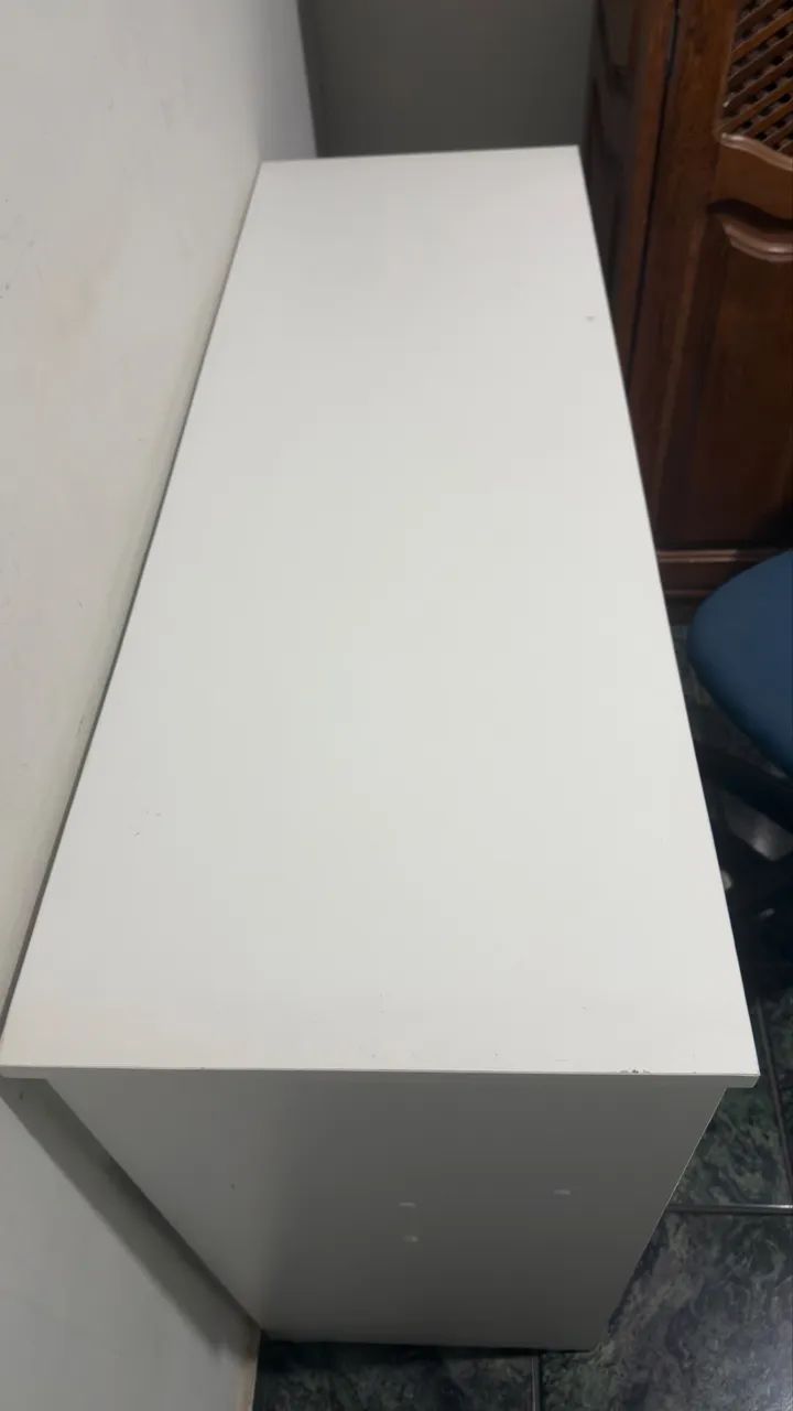 Mesa de manicure com a cadeira 
