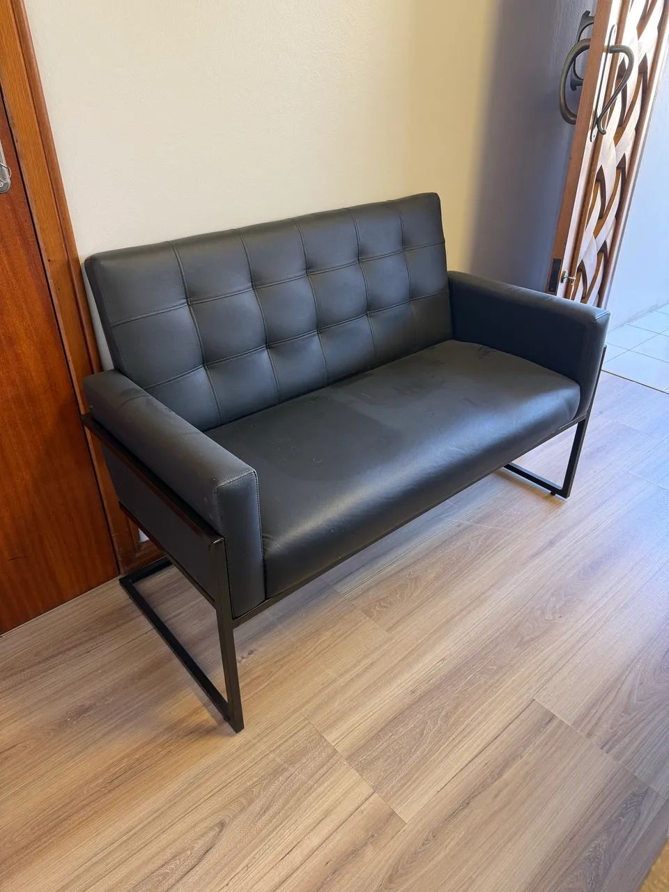 Sofá Namoradeira Preto Base em Ferro