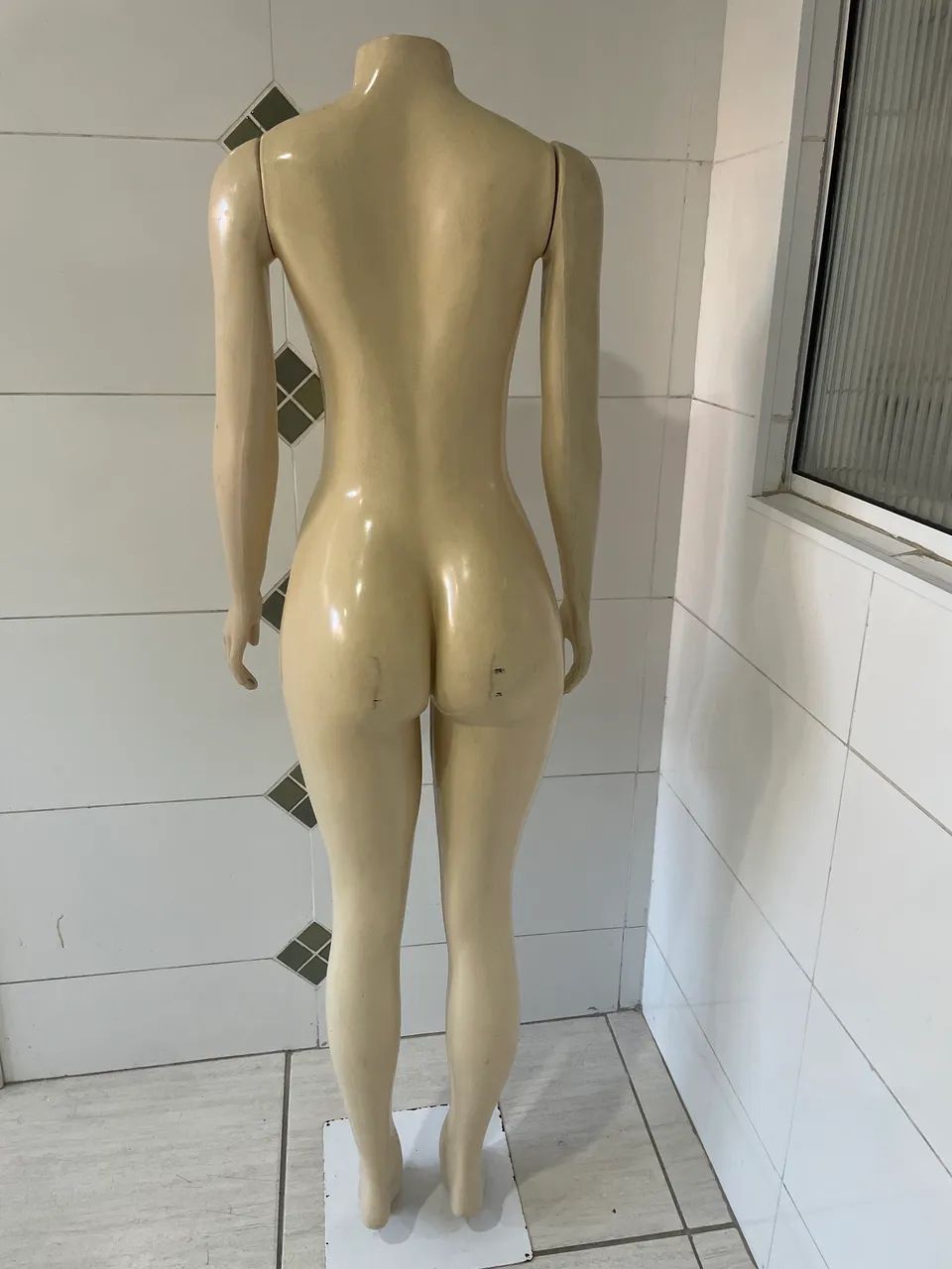 Manequim feminino com suporte  - Foto 2