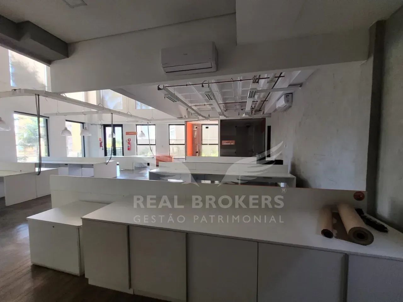 Sala Comercial Mobiliada para Locação 750m² de Área Útil, copa e 6 Vagas de Garagem em Alp - Foto 4