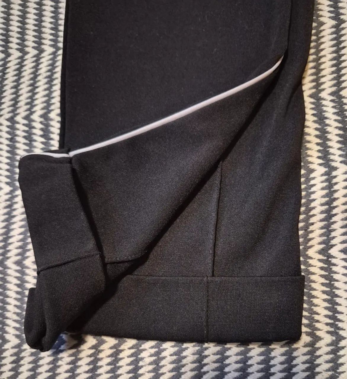 Calça em malha preta, friso lateral branco - Foto 4